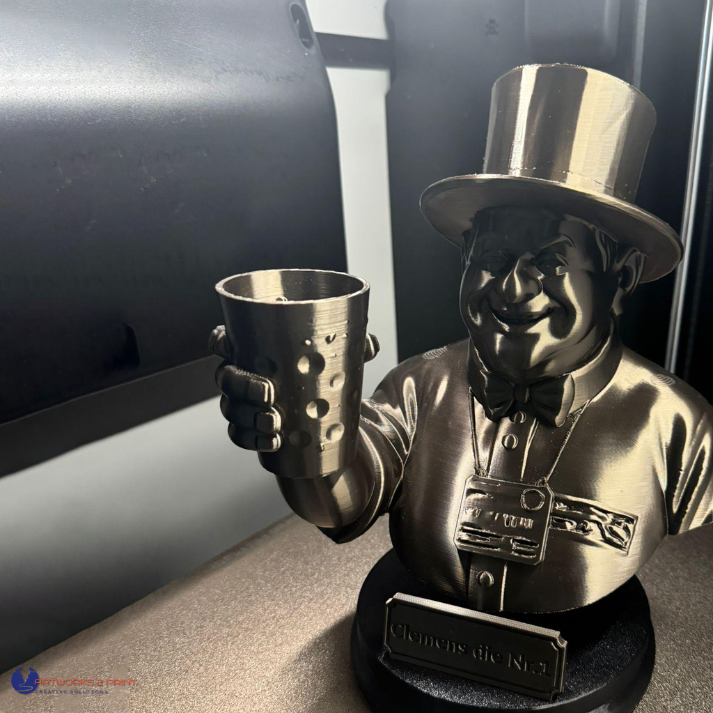 3D-Büste im Bronze-Look: Mann mit Zylinder, der ein Dubbeglas hebt – Einzelanfertigung nach Foto