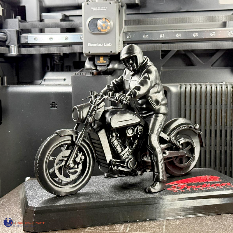 Individuelle 3D-Figur in Silber: Motorradfahrer auf einem Cruiser, auf Sockel montiert