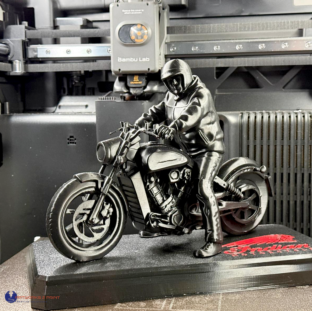 Individuelle 3D-Figur in Silber: Motorradfahrer auf einem Cruiser, auf Sockel montiert