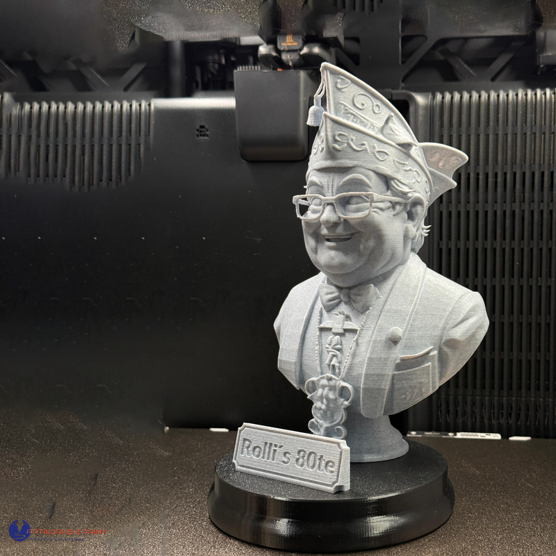 Personalisierte 3D-Büste nach Foto: Mann mit Fastnachtskappe und Brille, Namensschild am Sockel