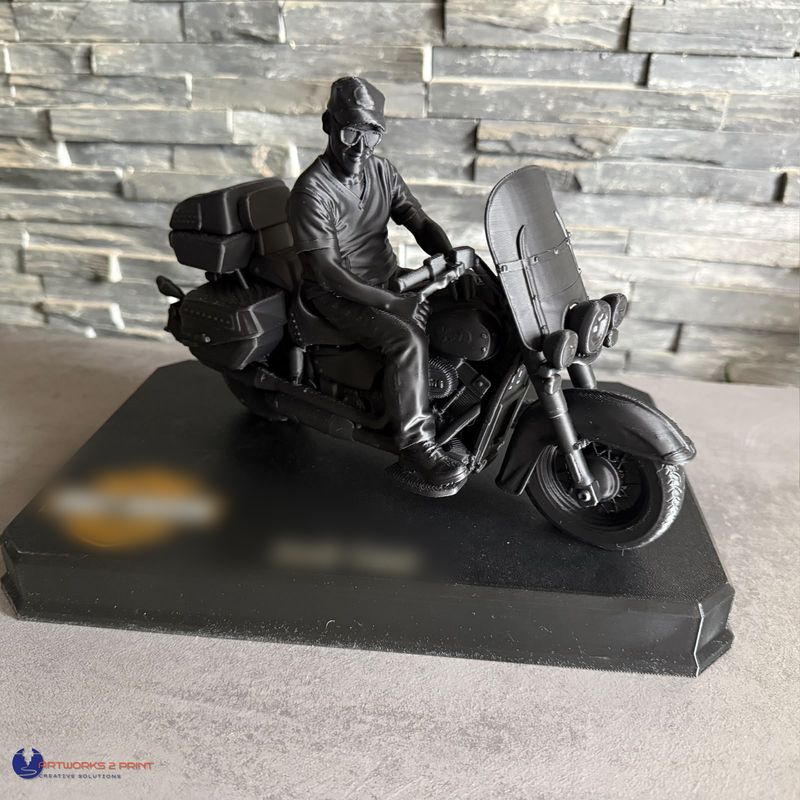 3D-Figur in Schwarz: Fahrer auf einem Tourenmotorrad mit Koffern, auf Sockel
