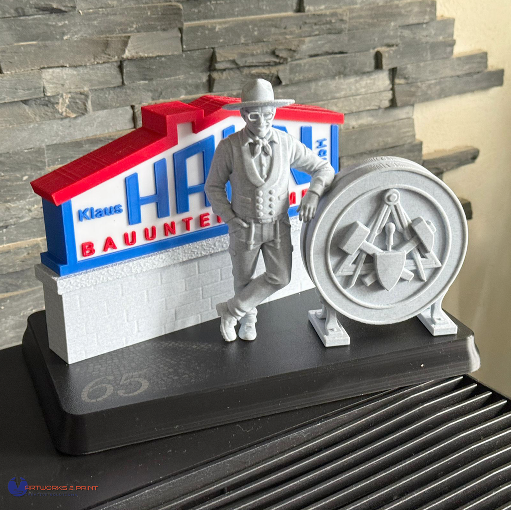Individuelle 3D-Figur als Firmengeschenk: Mann vor Firmenschild mit Sägeblatt-Motiv auf graviertem Sockel
