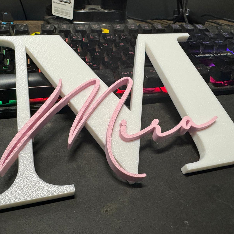 3D gedrucktes Namensschild mit Monogramm – personalisiertes Türschild oder Deko aus PLA, handschriftliche Optik