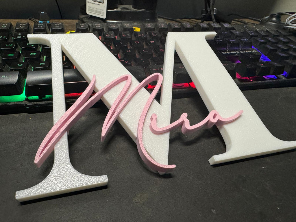 3D gedrucktes Namensschild mit Monogramm – personalisiertes Türschild oder Deko aus PLA, handschriftliche Optik