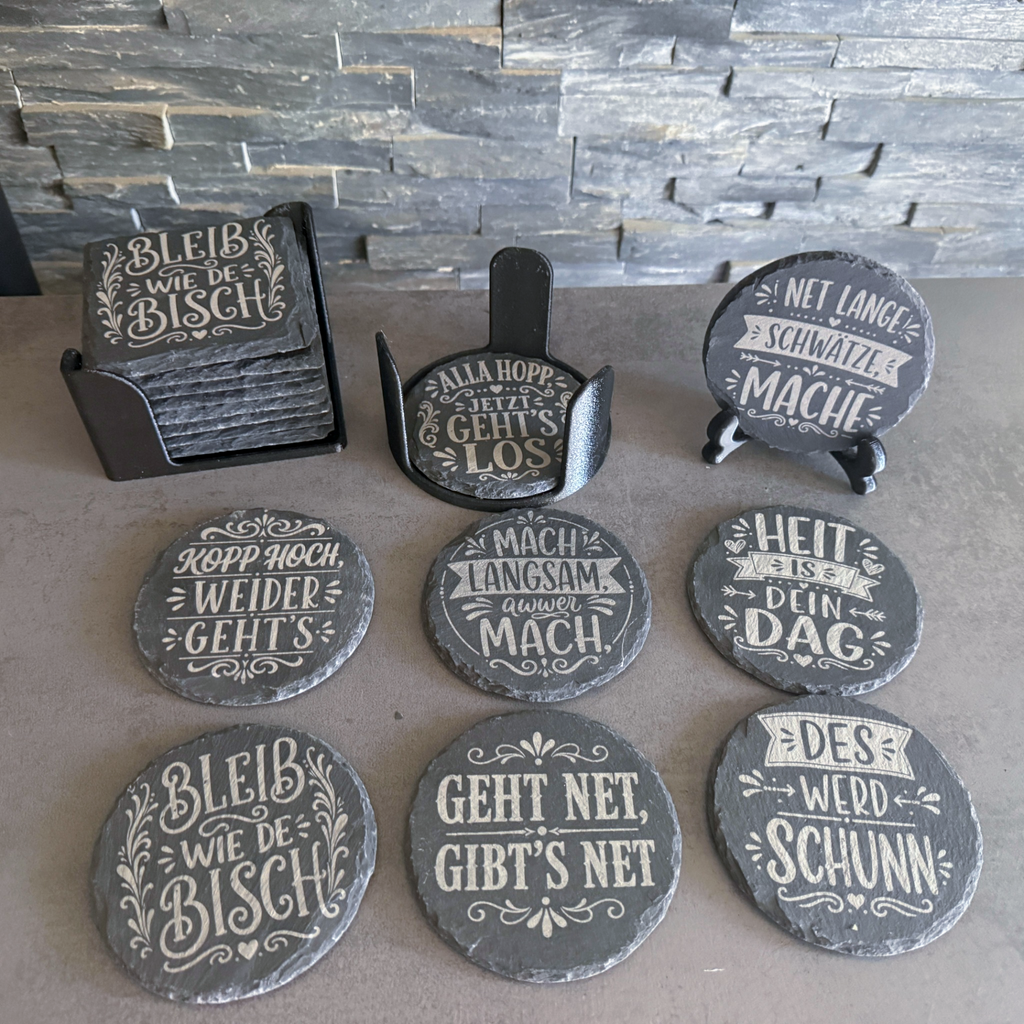 Runde Schieferuntersetzer mit Pfälzer Mundart-Sprüchen, handgraviert