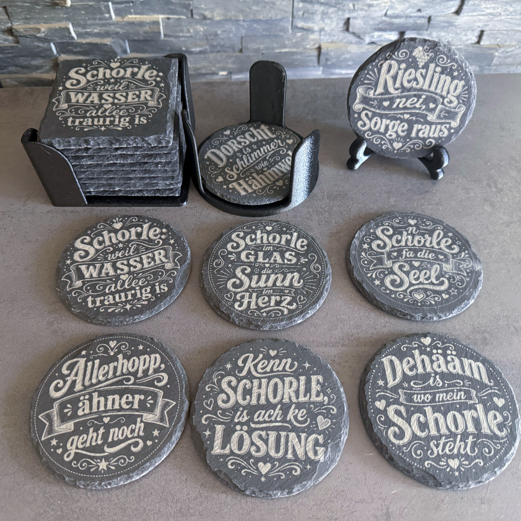Runde Schieferuntersetzer mit Pfälzer Trinksprüchen, handgraviert