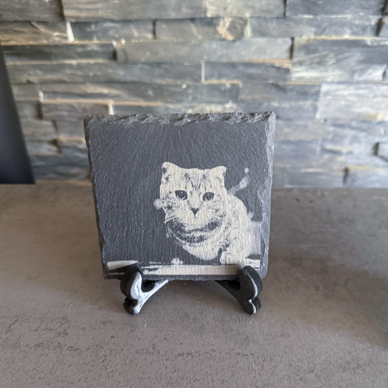 Schieferuntersetzer mit gravierter Katze – Beispiel für Fotogravur