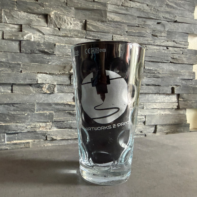 Dubbeglas mit lasergraviertem Artworks2Print-Logo als Beispiel für eine Logo-Gravur