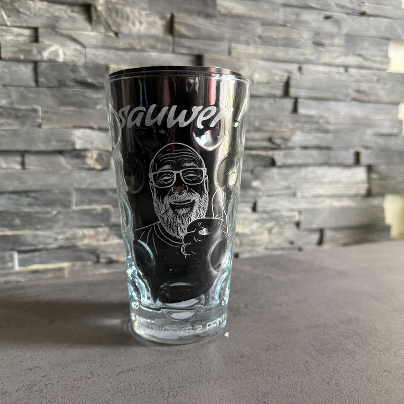Dubbeglas mit Lasergravur: Porträt eines Mannes mit Cap, Sonnenbrille und Bart, dazu ein Pfälzer Spruch