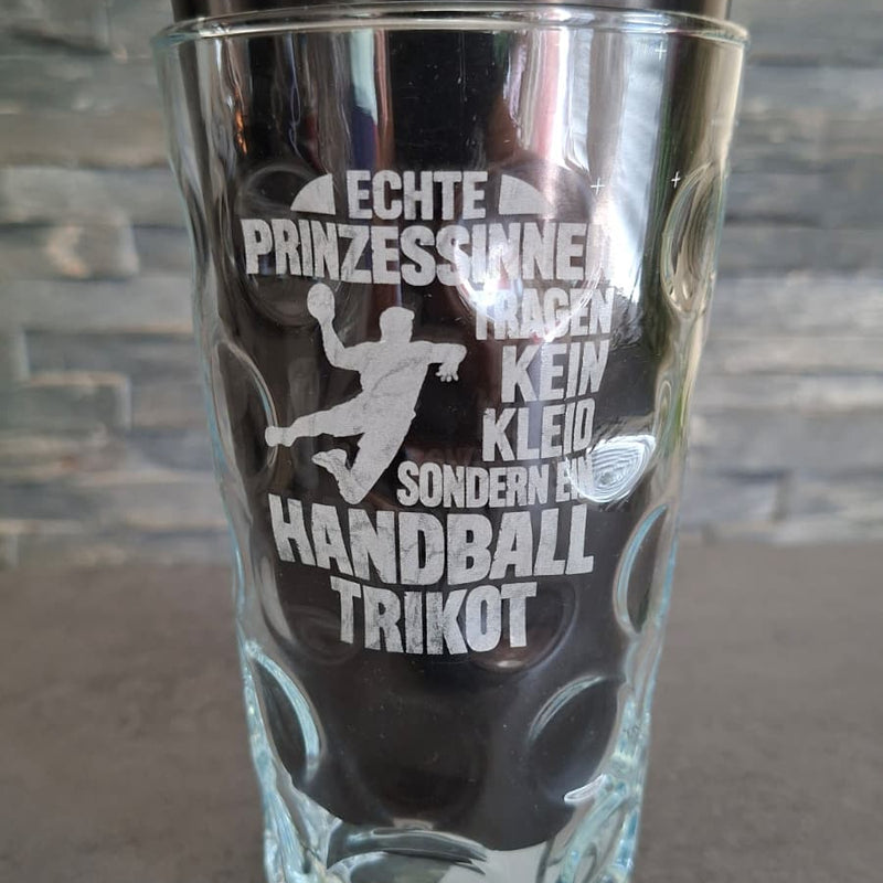 Dubbeglas mit lasergraviertem Handball-Spruch: Echte Prinzessinnen tragen kein Kleid, sondern ein Handballtrikot
