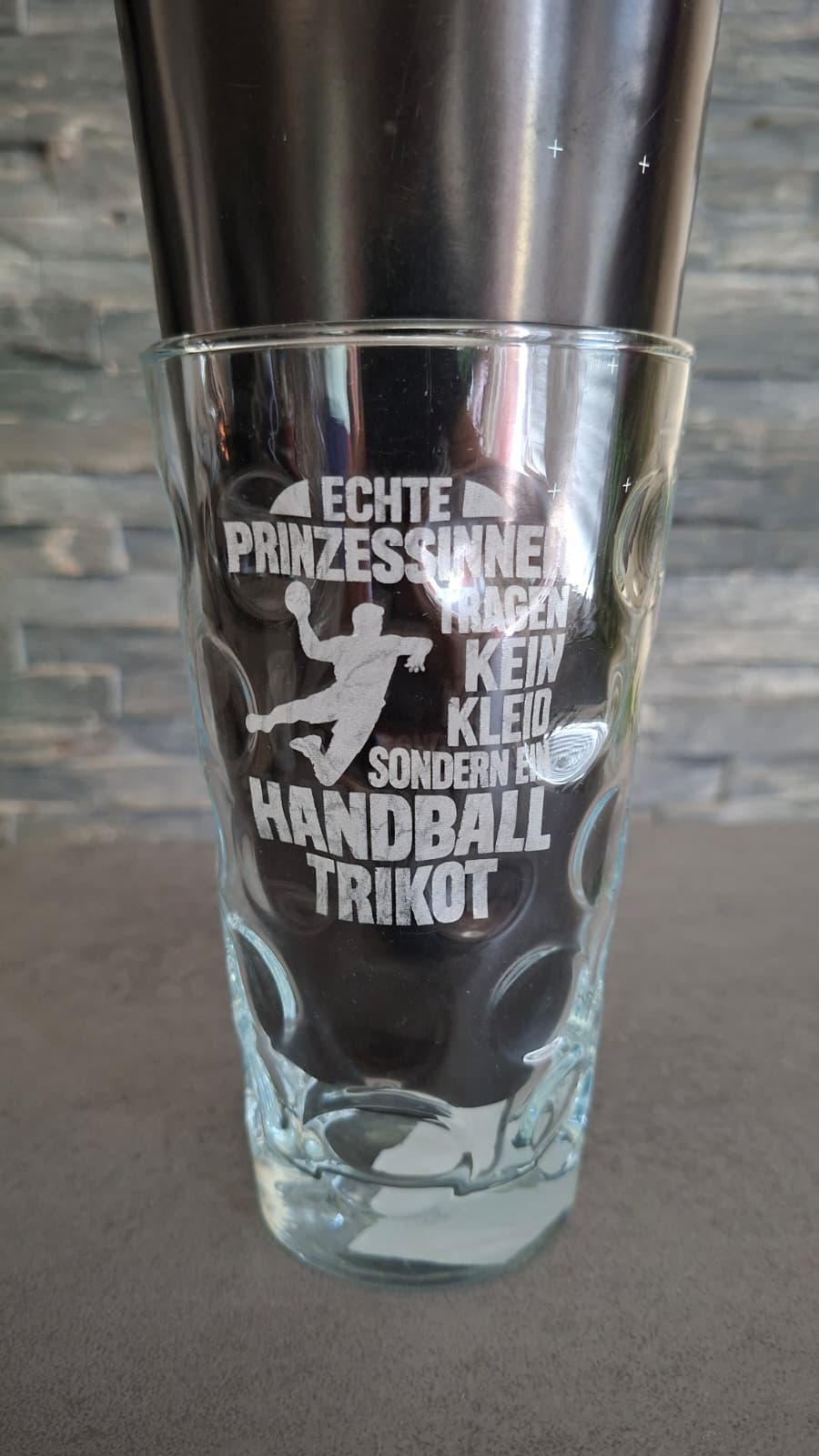 Dubbeglas mit lasergraviertem Handball-Spruch: Echte Prinzessinnen tragen kein Kleid, sondern ein Handballtrikot