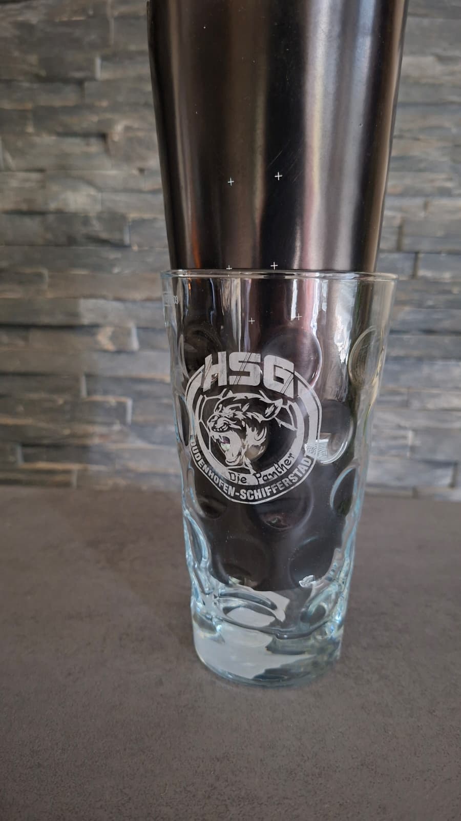 Dubbeglas mit lasergraviertem Vereinslogo einer Handball-Spielgemeinschaft