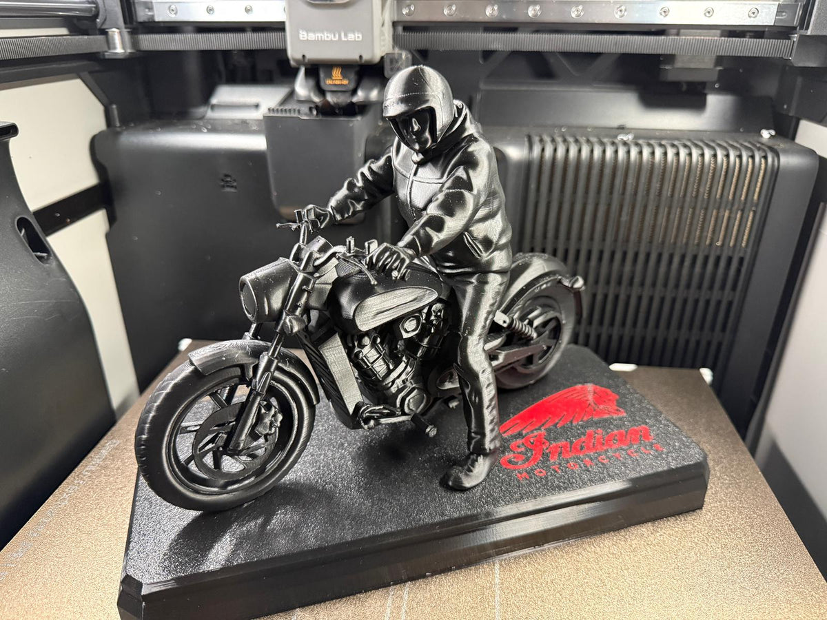 Motorrad-Figur auf Sockel